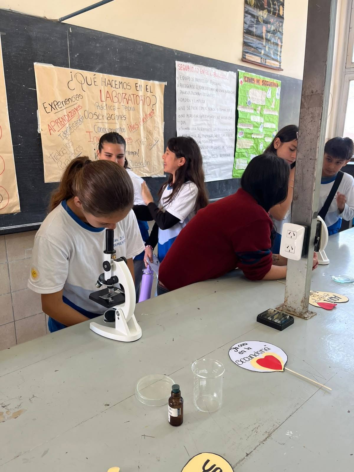 Estudiantes de primaria en una experiencia del laboratorio