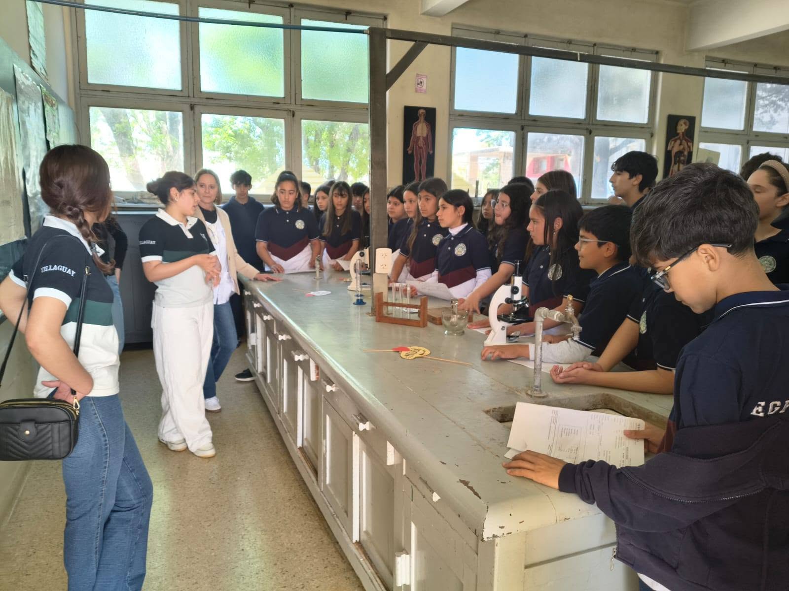 Visita de 6° de la Escuela N° 1 Bartolomé Mitre al laboratorio